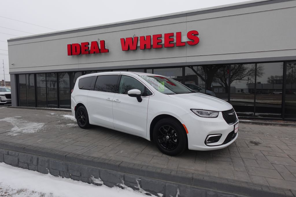 2023 Chrysler Pacifica Image 1