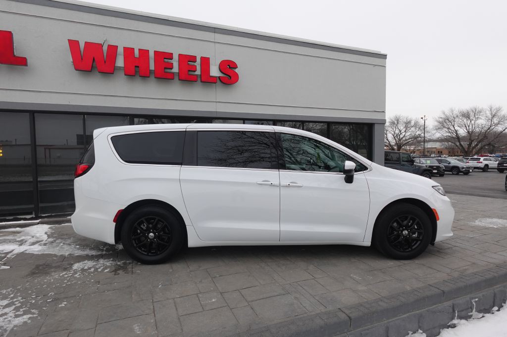 2023 Chrysler Pacifica Image 2