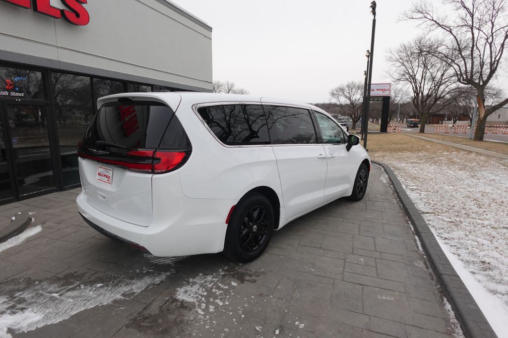 2023 Chrysler Pacifica Image 3