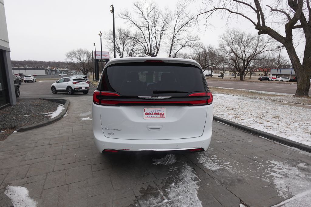 2023 Chrysler Pacifica Image 4
