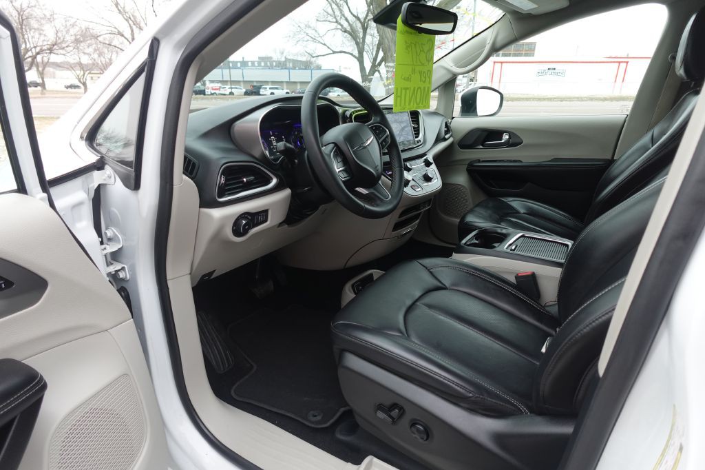 2023 Chrysler Pacifica Image 9