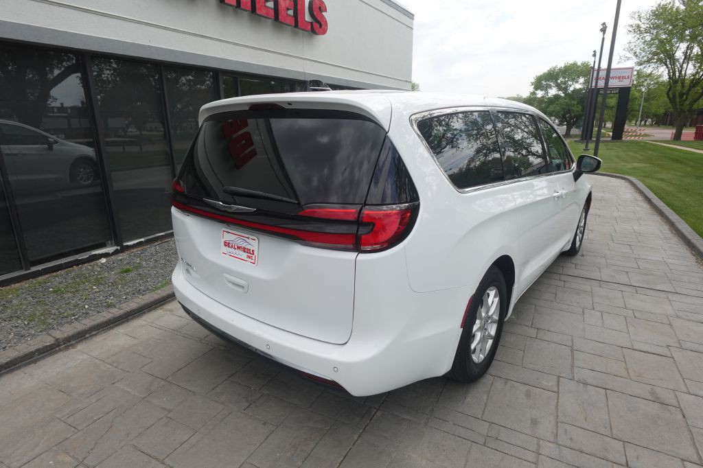 2023 Chrysler Pacifica Image 2