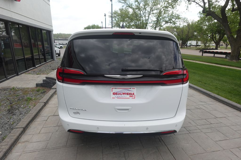 2023 Chrysler Pacifica Image 3