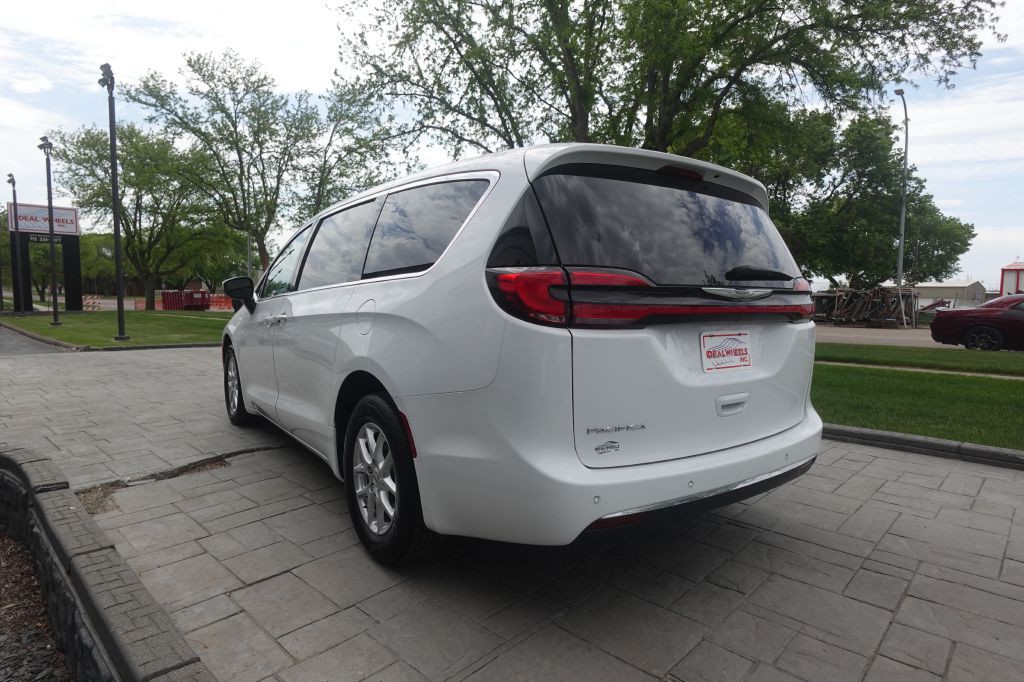 2023 Chrysler Pacifica Image 4