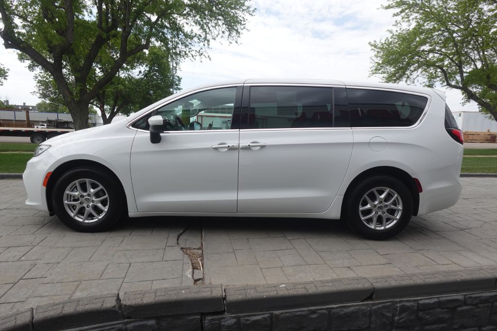 2023 Chrysler Pacifica Image 5