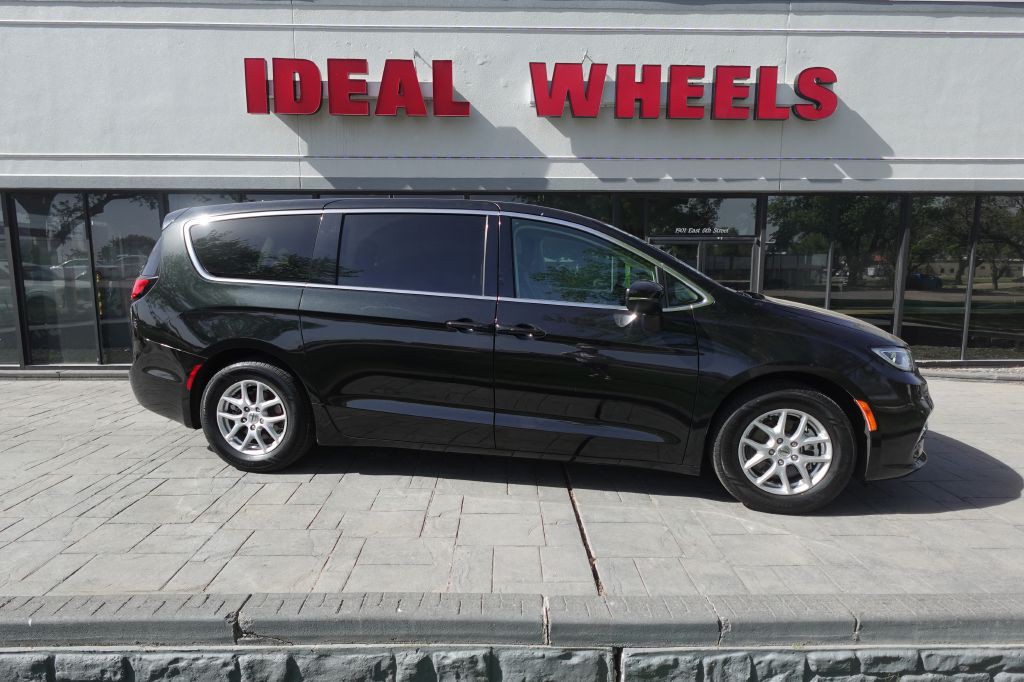 2023 Chrysler Pacifica Image 1