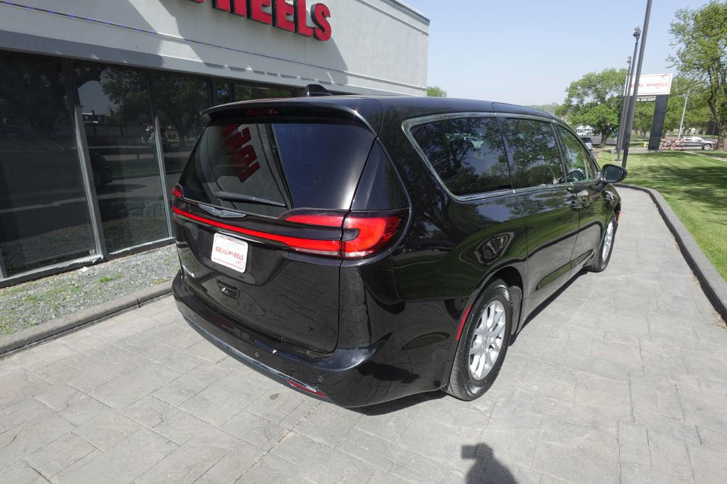 2023 Chrysler Pacifica Image 2