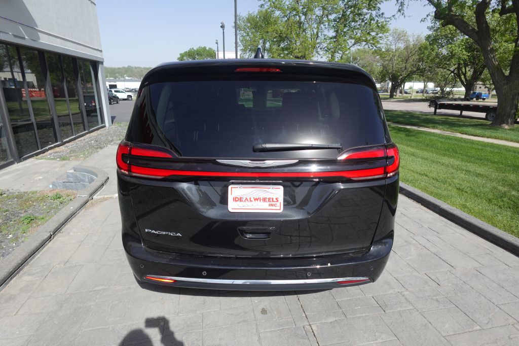 2023 Chrysler Pacifica Image 3