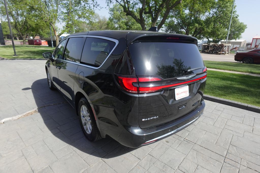 2023 Chrysler Pacifica Image 4