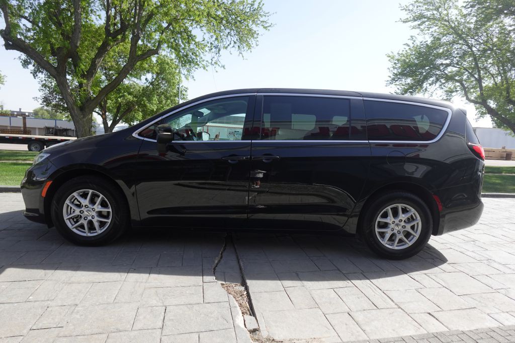 2023 Chrysler Pacifica Image 5