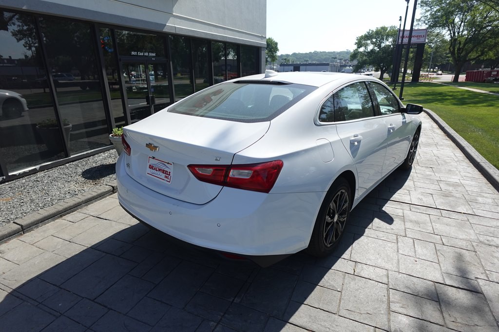 2024 Chevrolet Malibu Image 2