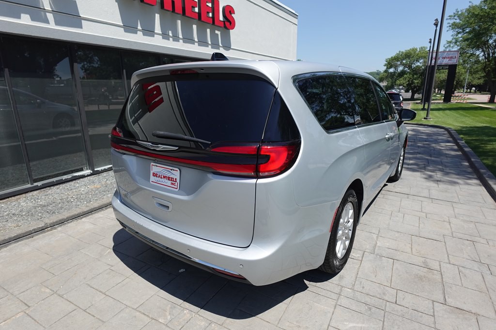 2023 Chrysler Pacifica Image 2