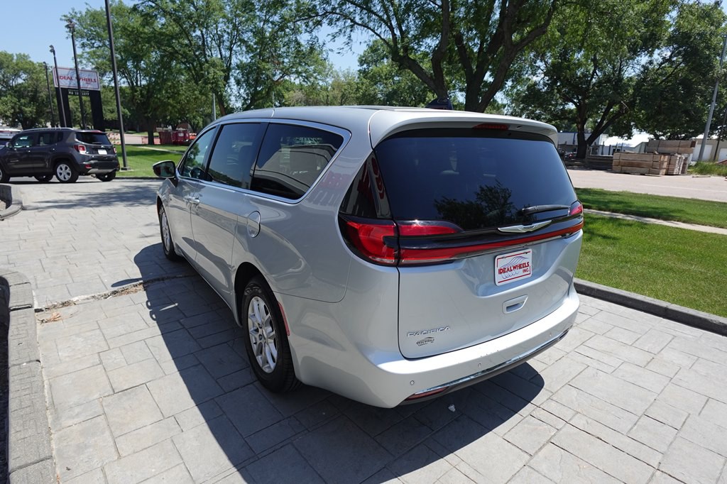 2023 Chrysler Pacifica Image 4