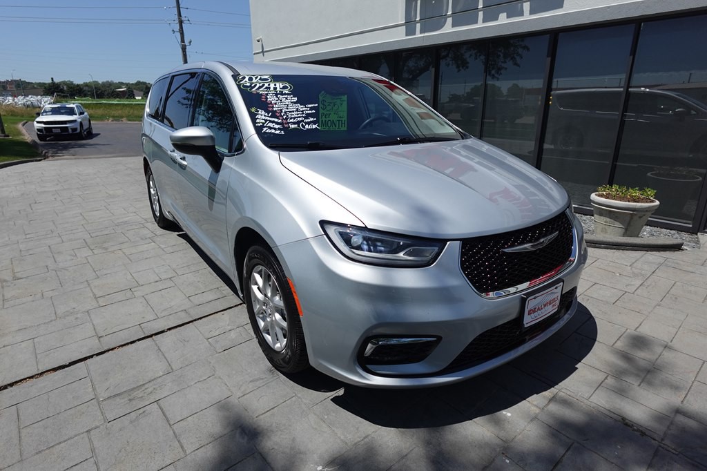 2023 Chrysler Pacifica Image 8