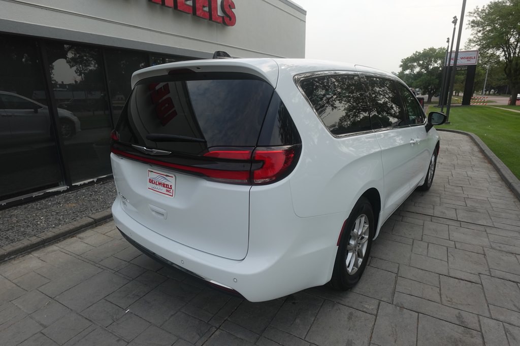 2024 Chrysler Pacifica Image 2