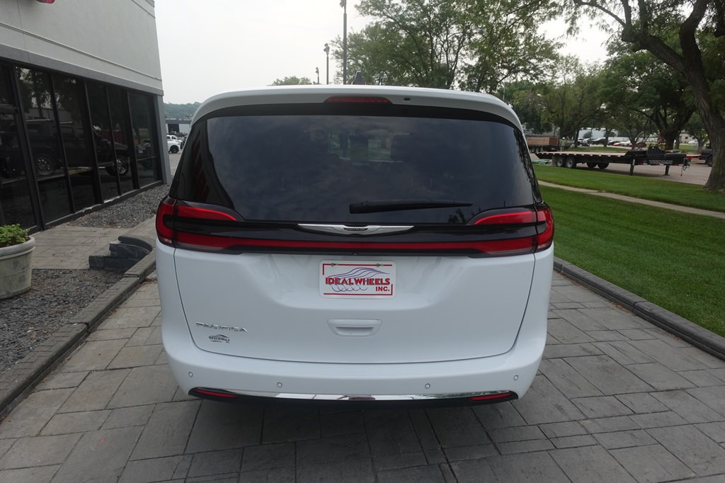 2024 Chrysler Pacifica Image 3