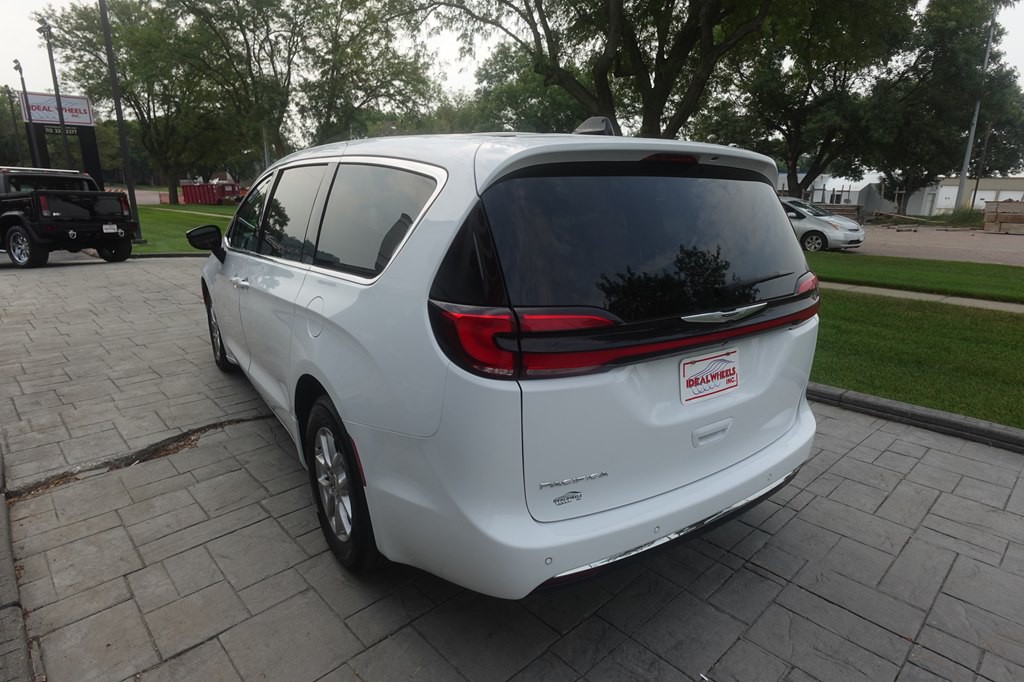 2024 Chrysler Pacifica Image 4