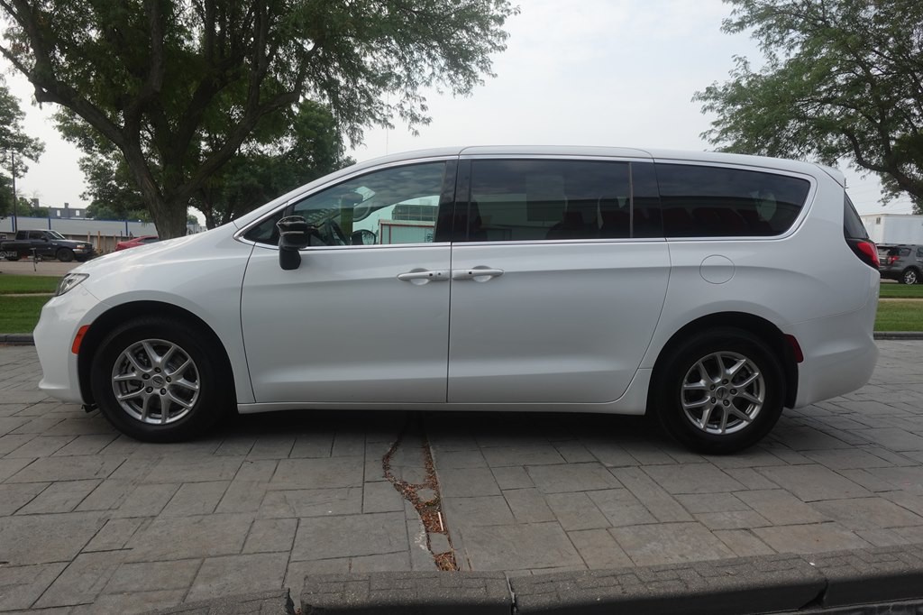 2024 Chrysler Pacifica Image 5