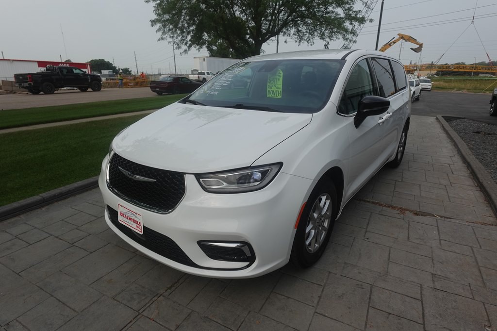 2024 Chrysler Pacifica Image 6