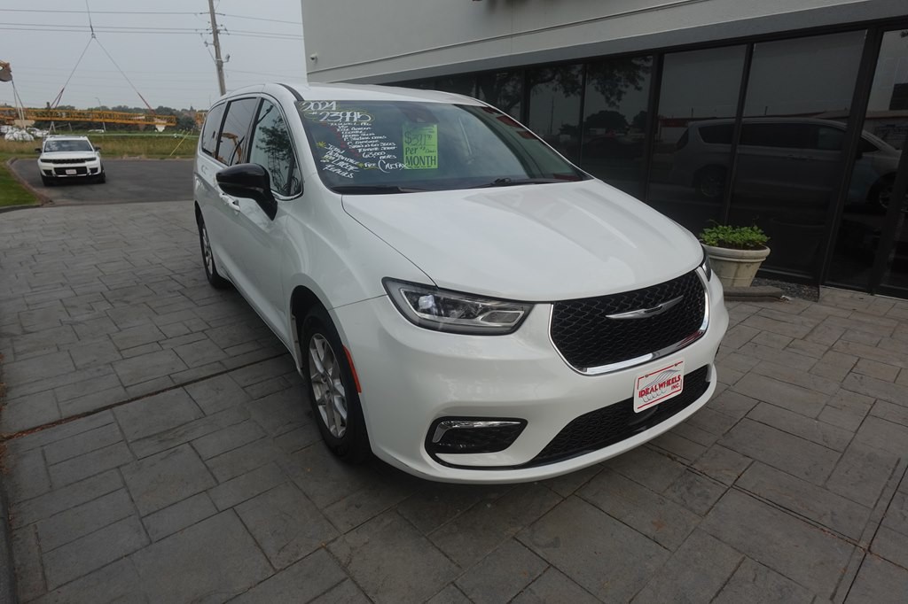2024 Chrysler Pacifica Image 8