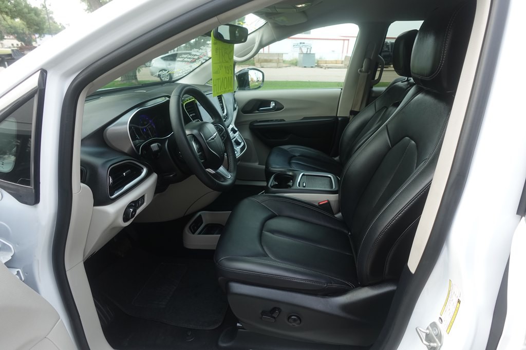 2024 Chrysler Pacifica Image 9