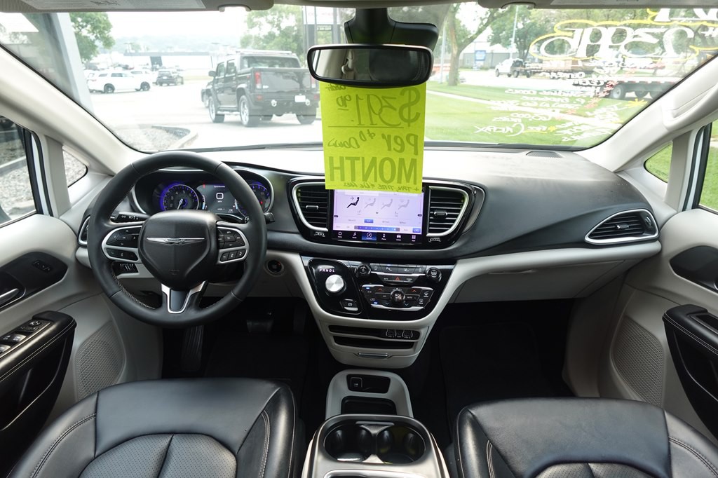 2024 Chrysler Pacifica Image 17