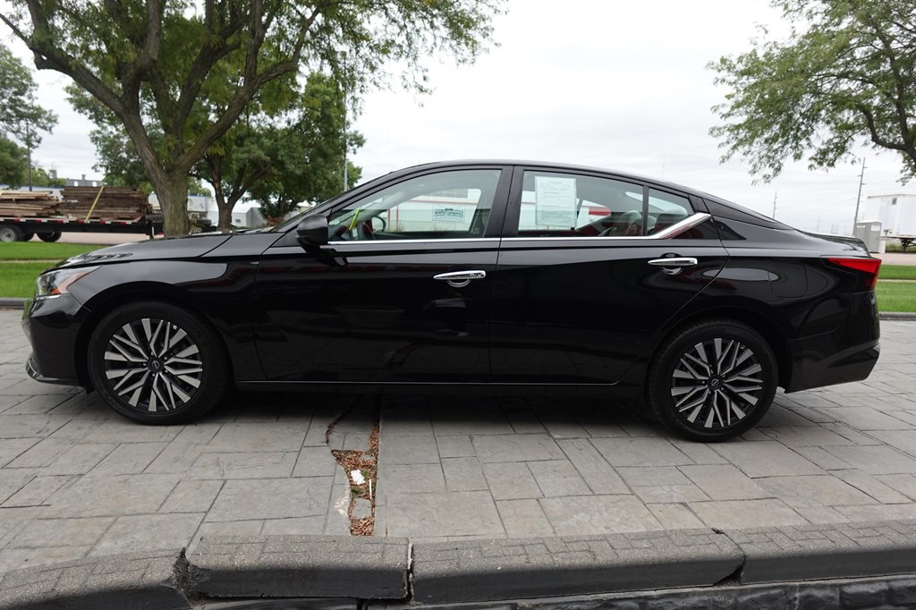 2025 Nissan Altima Image 5