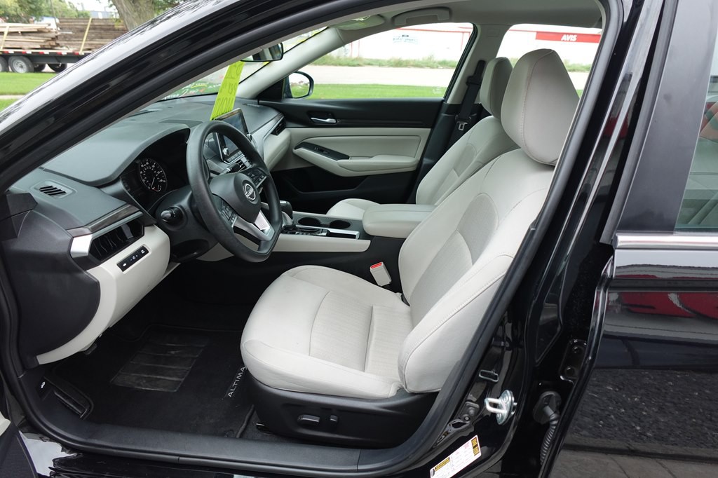2025 Nissan Altima Image 9