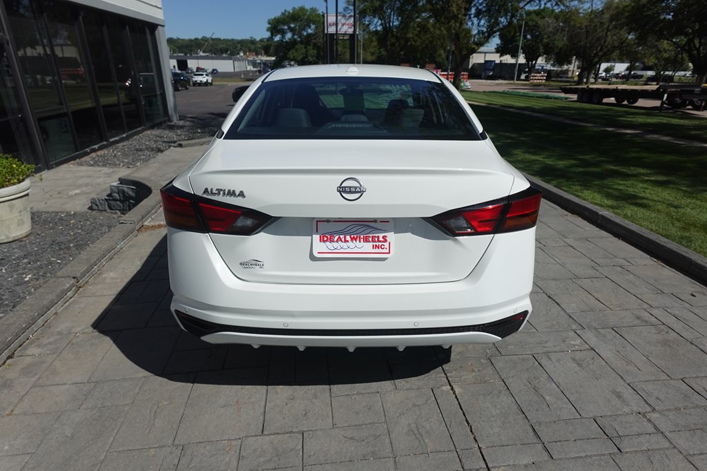 2025 Nissan Altima Image 3