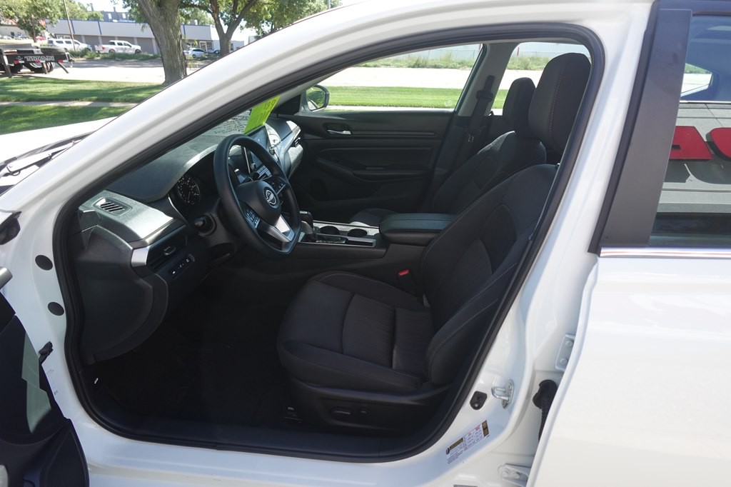 2025 Nissan Altima Image 9