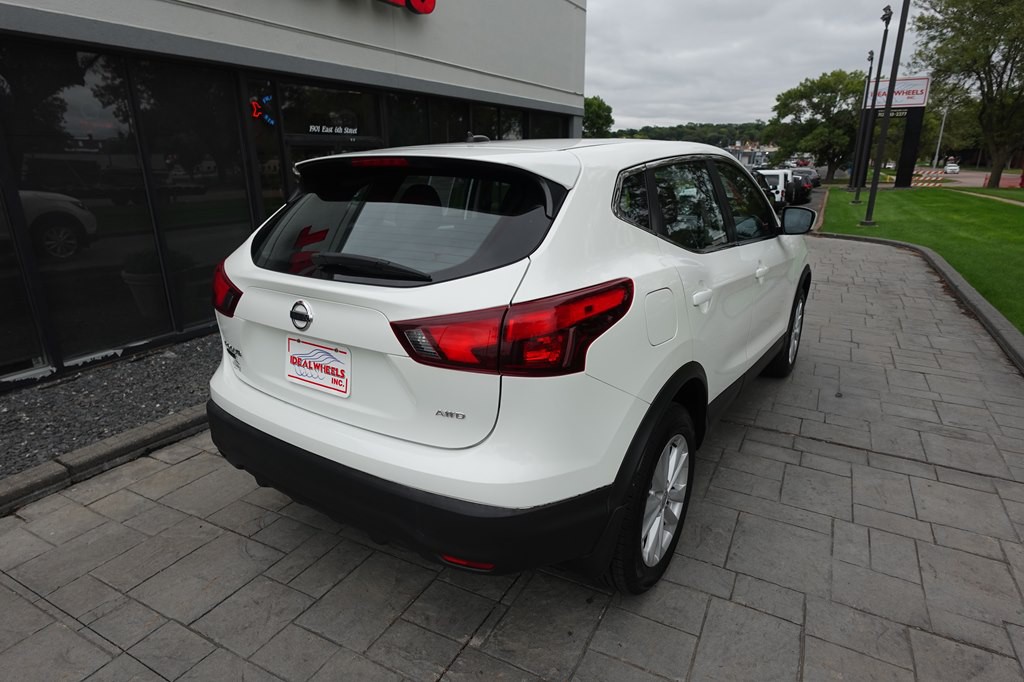 2017 Nissan Rogue Image 2