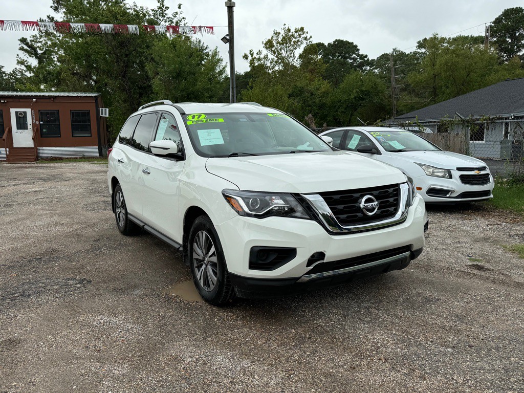 2017 Nissan Pathfinder Image 2