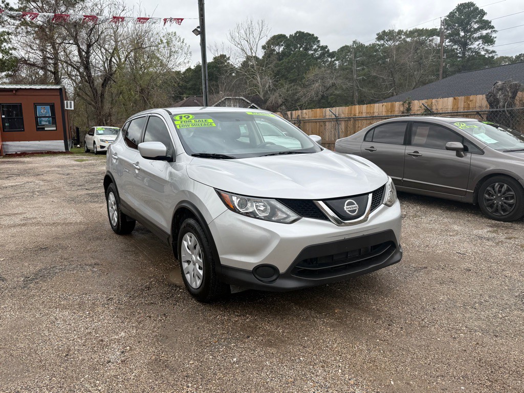 2019 Nissan Rogue Image 1