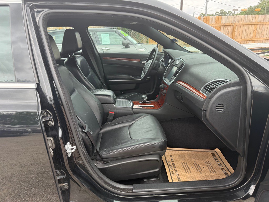 2014 Chrysler 300 Image 6