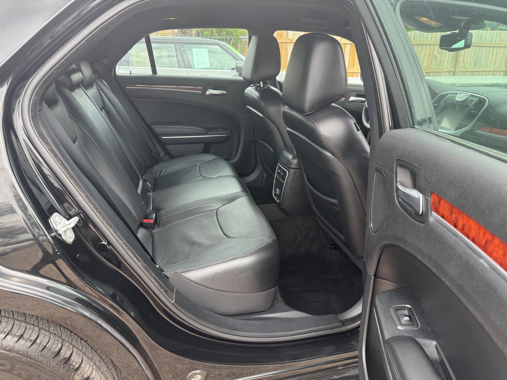 2014 Chrysler 300 Image 7