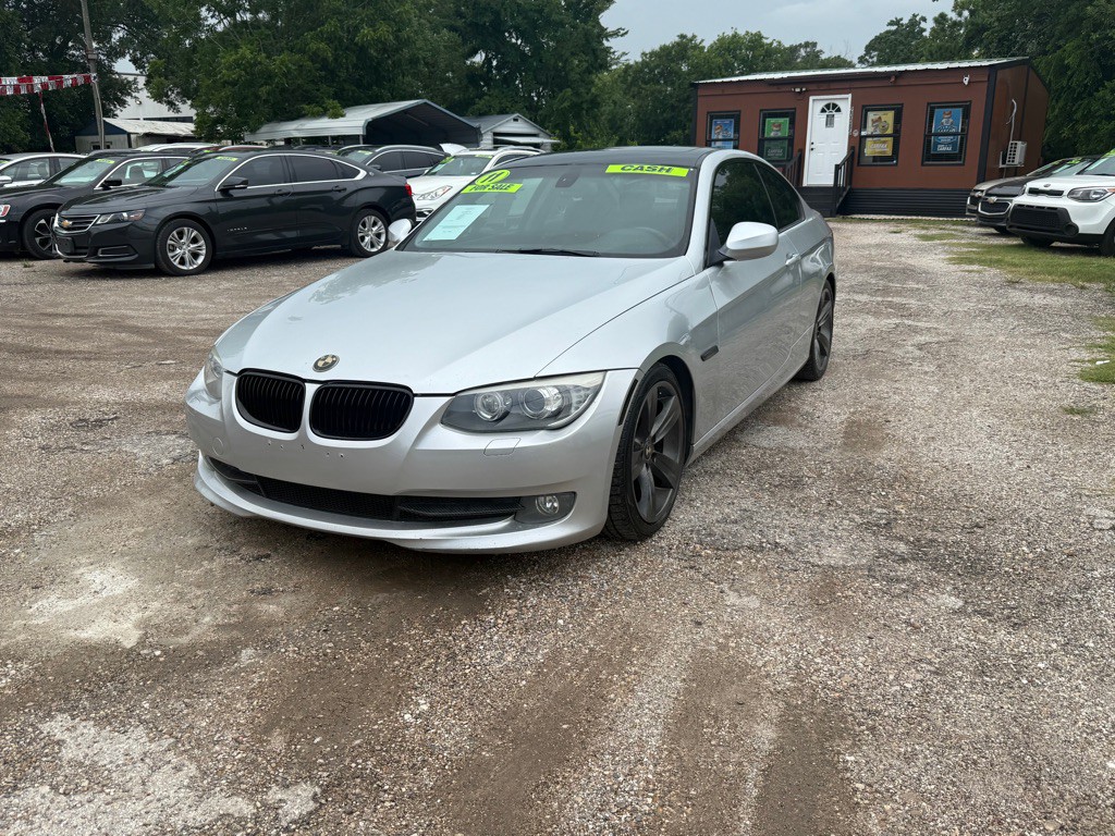 2011 BMW 3 Series Image 2