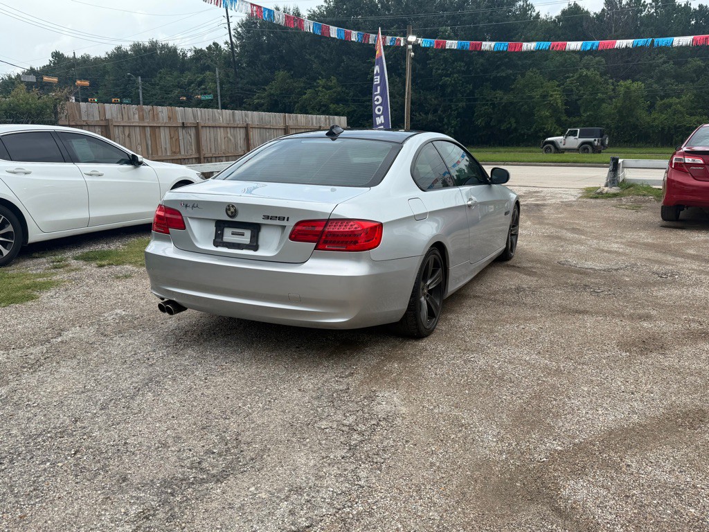 2011 BMW 3 Series Image 3