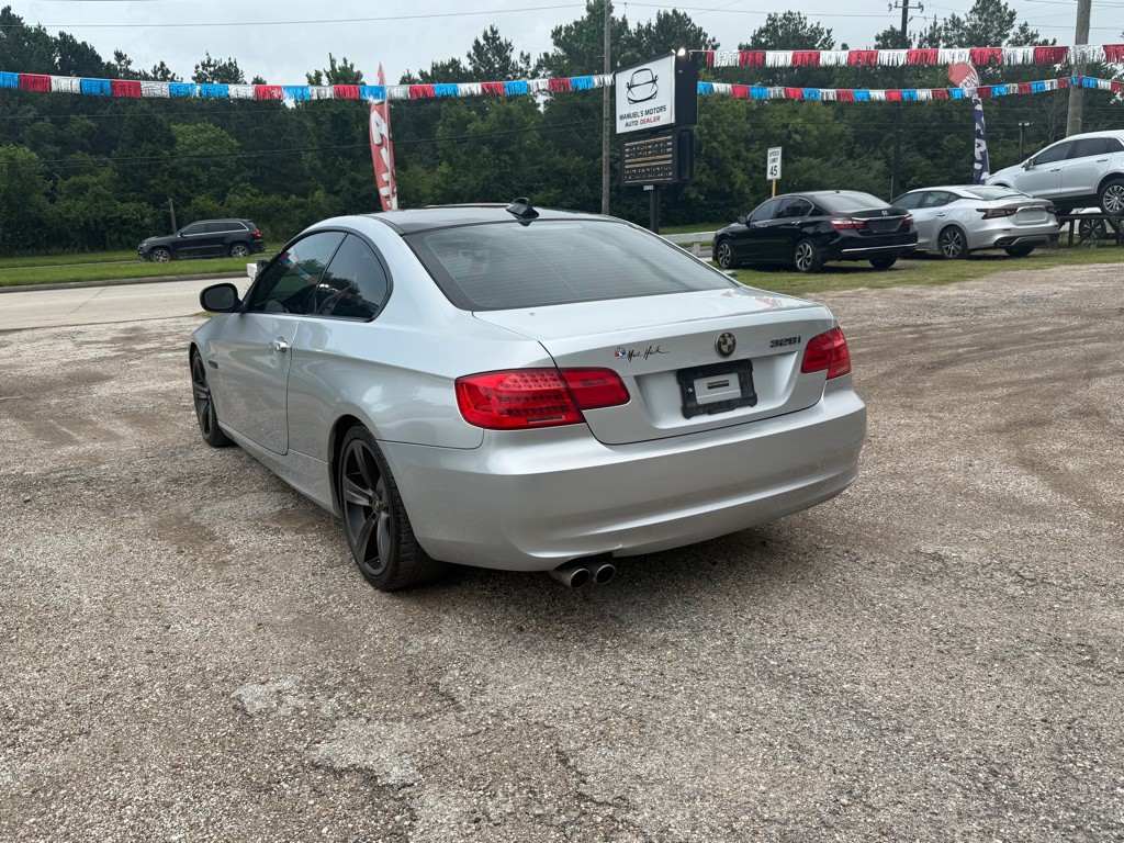 2011 BMW 3 Series Image 4
