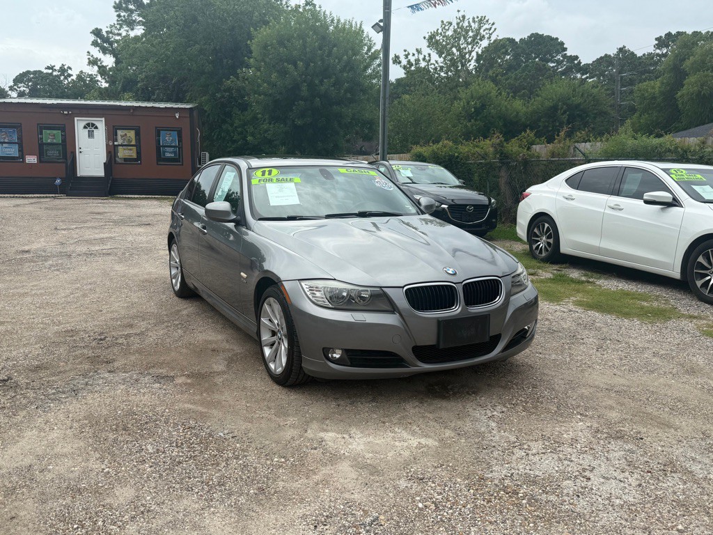 2011 BMW 3 Series Image 2