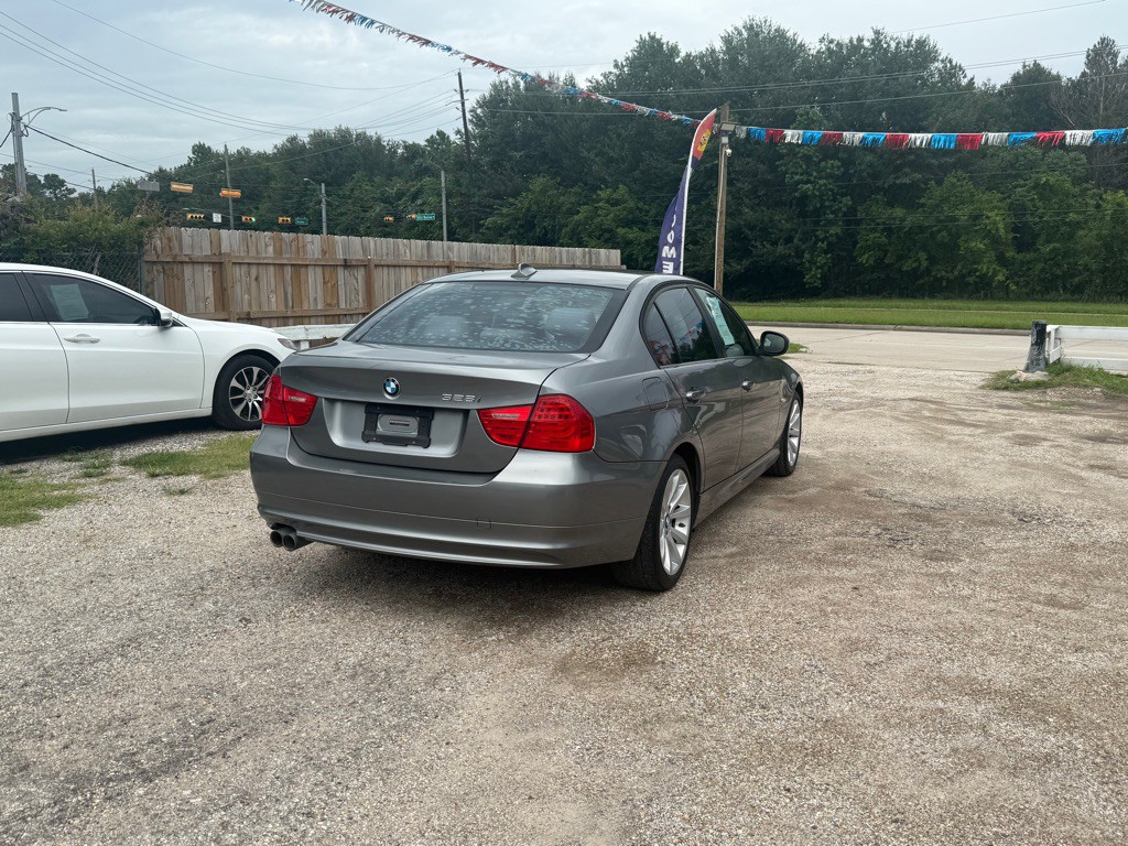 2011 BMW 3 Series Image 4