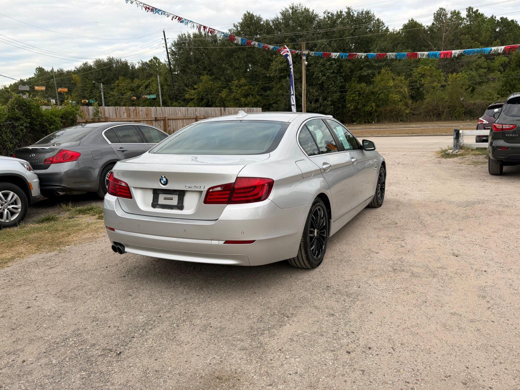 2011 BMW 5 Series Image 3