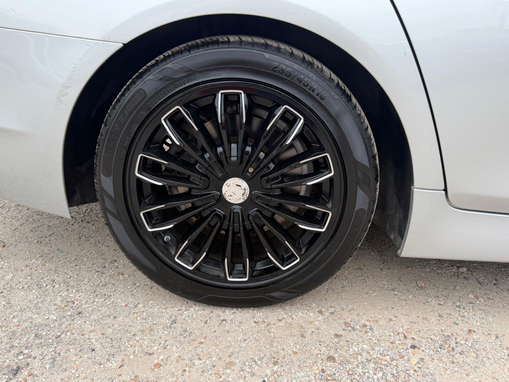 2011 BMW 5 Series Image 12