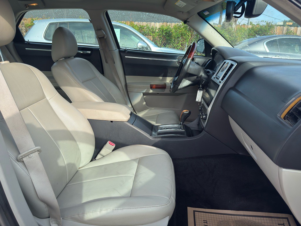 2007 Chrysler 300 Image 5
