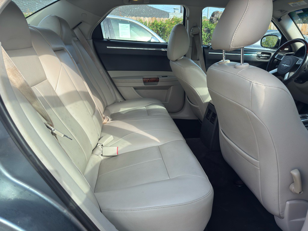 2007 Chrysler 300 Image 6