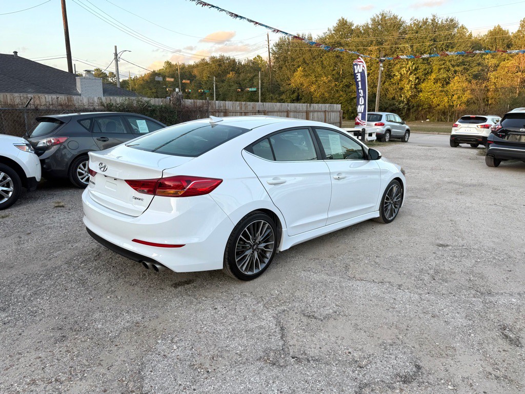 2017 Hyundai Elantra Image 3