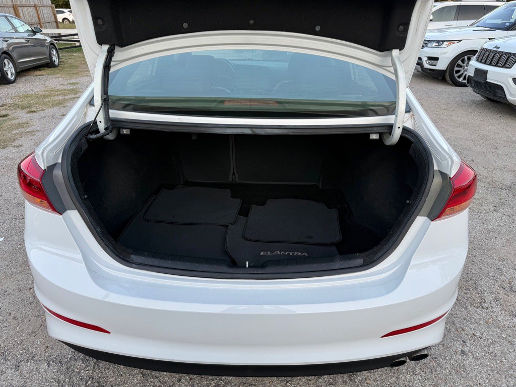 2017 Hyundai Elantra Image 10