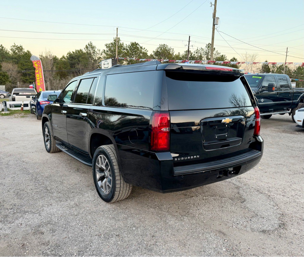 2015 Chevrolet Suburban Image 3