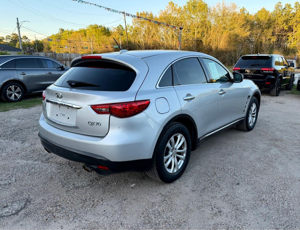2017 INFINITI QX70 Image 4