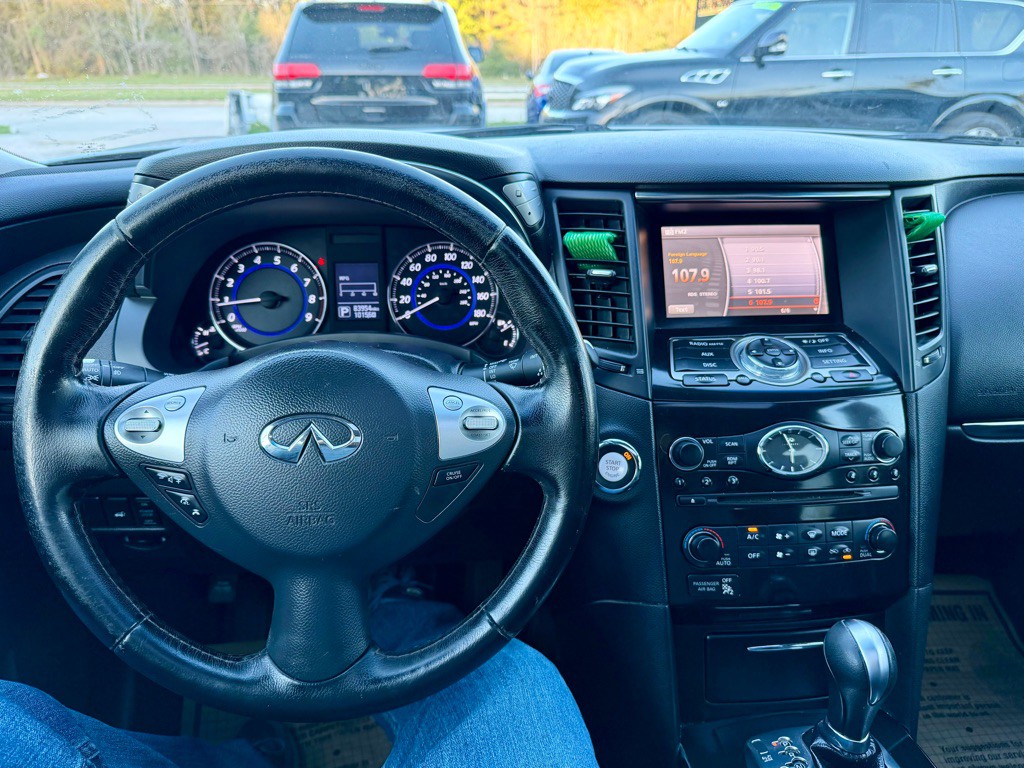 2017 INFINITI QX70 Image 5