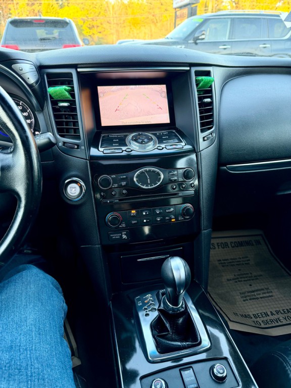 2017 INFINITI QX70 Image 6